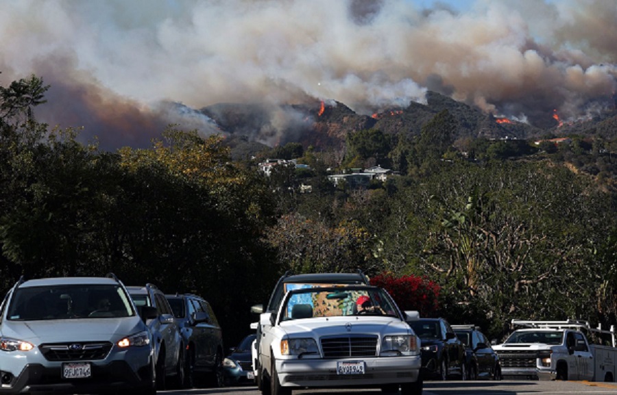 Wildfires rage behind LA drivers who escape an unexpected natural disastrous, 11 January 2025. (Getty Images photo)