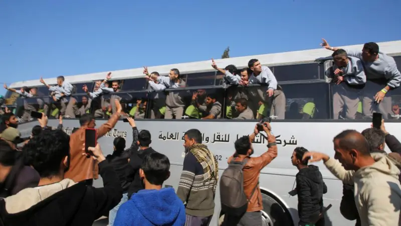 Palestinian prisoners released from Israeli notorious jails arrive in Gaza, 1 February 2025. (Reuters photo)