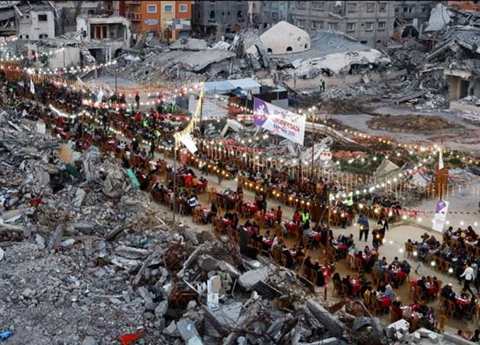 The invincible Palestinian people in Gaza gather to break the fasting in a Ramadan day in the middle of Israeli destroyed neighborhoods. (internet photo)